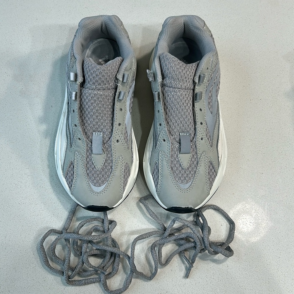 Adidas Yeezy Boost 700